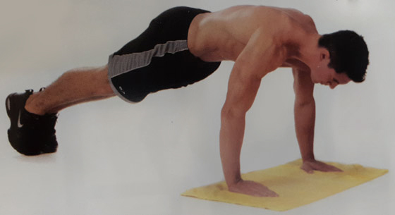 دور و نزدیک کردن دست ها روی حوله دور و نزدیک کردن دست ها روی حوله