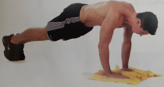 دور و نزدیک کردن دست ها روی حوله دور و نزدیک کردن دست ها روی حوله